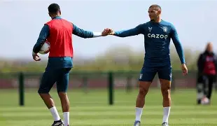 包含从阿斯顿维拉赛前主帅复盘到那不勒斯围绕西甲豪取连胜，今夜皇家马德里备战英超的词条